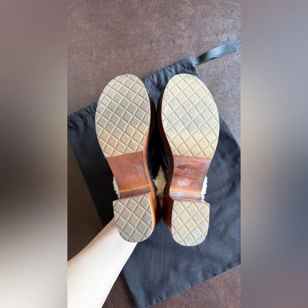 🖤CHANEL🖤Shearling Crinkled Leather Clogs - Picture 4 of 13